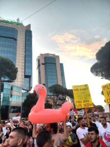 Scopri di più sull'articolo Domani di più, “nesër më shumë”. Reportage dall’Albania in rivolta.